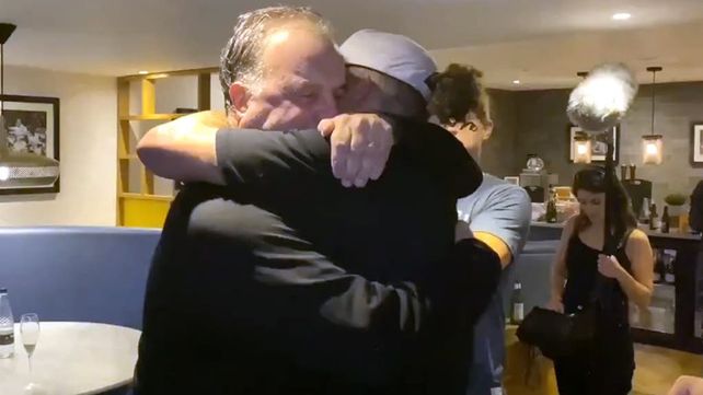 Bielsa&nbsp;se abraza con el volante Kalvin Phillips tras lograr el ascenso.