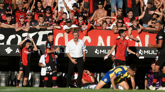 Frank Kudelka le grita a sus futbolistas durante el clásico. Debe preparar a Newells para el martes 10 de marzo contra Platense.