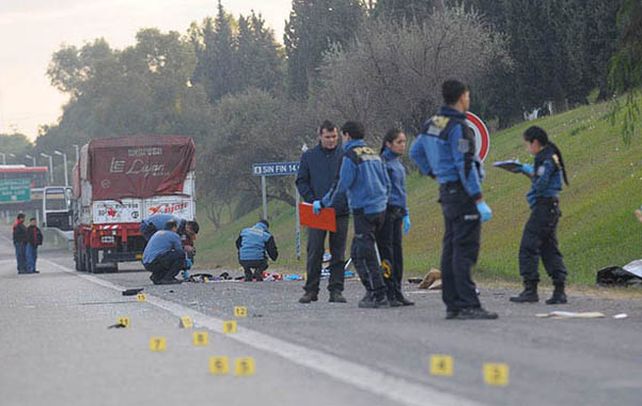 Escena. Los policías del distrito de Guaymallén haciendo las comprobaciones ayer a la mañana.