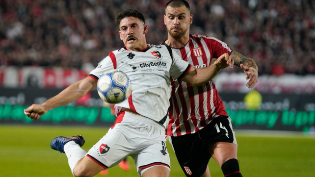 Matías Cóccaro intenta rematar apareado por González Pírez.