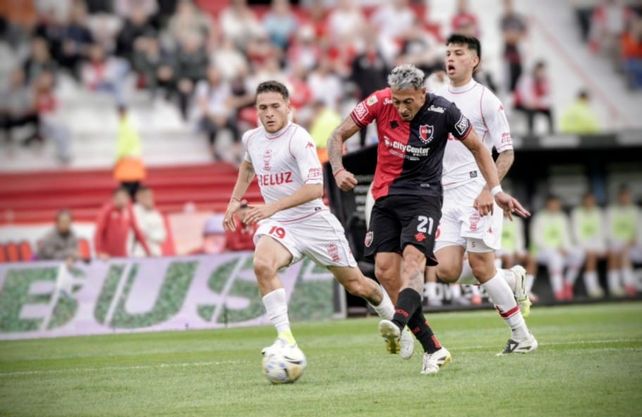 Luciano Herrera define ante la salida de Galíndez para poner el 1 a 0 a favor de Newells ante Huracán.&nbsp;