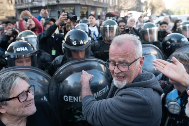 Manifestantes y fuerzas de seguridad estuvieron cara a cara para que no se corte la calle.