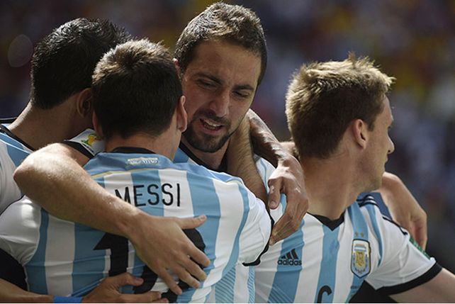 ¿Higuaín defiende a Messi, ataca a Diego y a los argentinos?