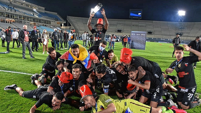 Colón se consagró campeón de Primera División y no de Copa Nacional.