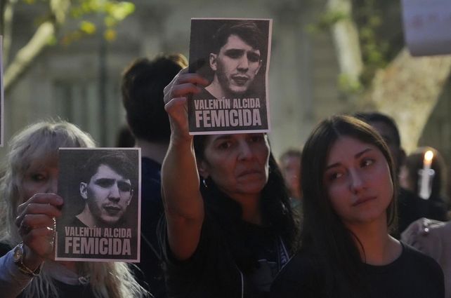 Natalia, la madre de Sophia, sostiene la foto de Valentín Alcida, el femicida de su hija