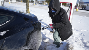 Una mujer intenta cargar su auto Tesla en un punto de carga en Michigan. El frío extremo no favorece a este tipo de vehículos.&nbsp;