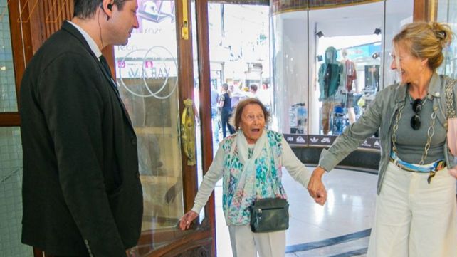 Edi llegó a La Favorita y se encontró con una fiesta sorpresa por sus 102 años. Foto: Rosario La Ciudad.&nbsp;