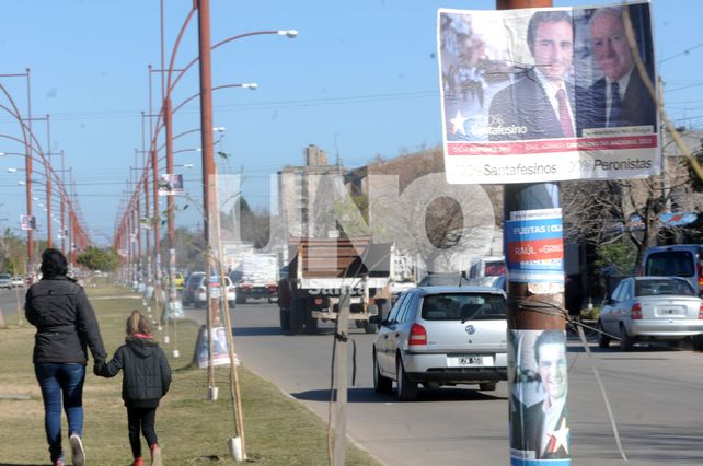 Tras el trabajo de los jóvenes de “Calles Seguras” la avenida luce un renovado cantero central.