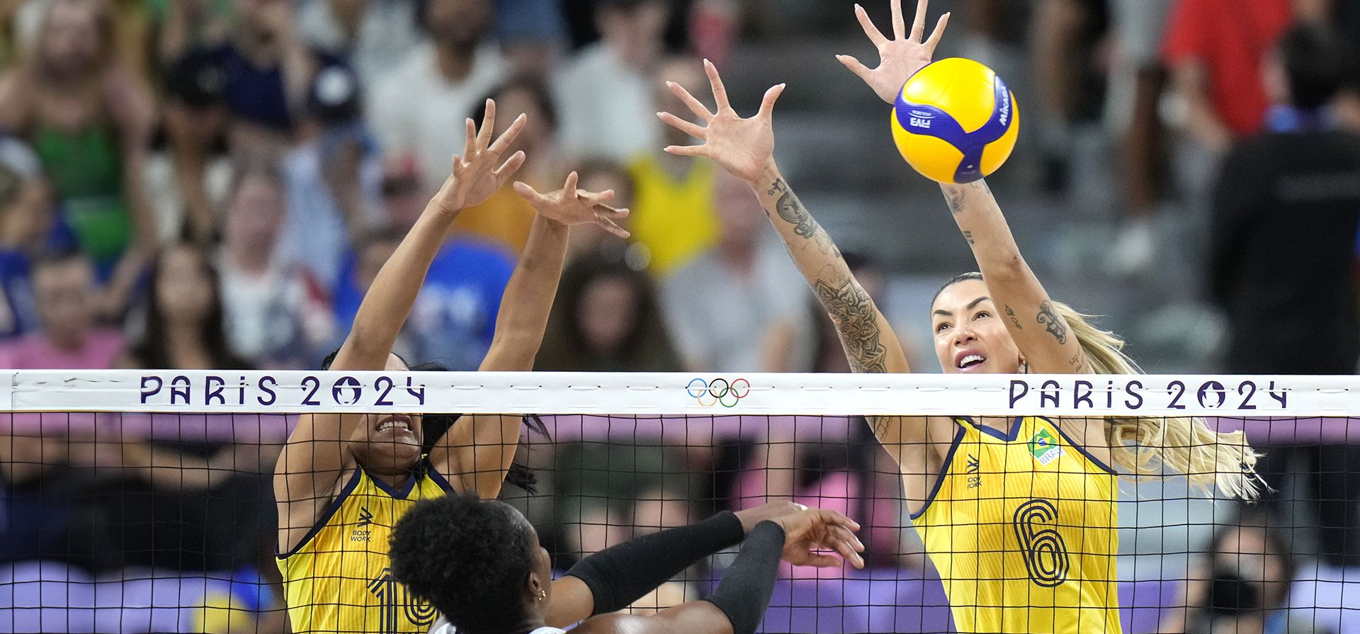 La brasileña Thaisa Daher bloquea un balón durante un partido de cuartos de final de voleibol femenino entre Brasil y República Dominicana en los Juegos Olímpicos de Verano de 2024, el martes 6 de agosto de 2024, en París, Francia. (Foto AP/Alessandra Tarantino) La brasileña Thaisa Daher bloquea un balón durante un partido de cuartos de final de voleibol femenino entre Brasil y República Dominicana en los Juegos Olímpicos de Verano de 2024, el martes 6 de agosto de 2024, en París, Francia. (Foto AP/Alessandra Tarantino)