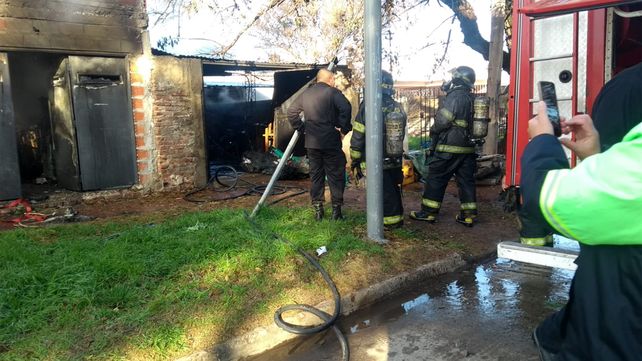 Bomberos Zapadores trabajan en la extinción del fuego en la vivienda de barrio Cristalería.