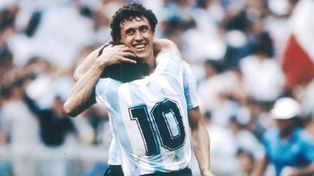 Desde Valdano a Macron, todos necesitan escribir su carta-homenaje a Maradona