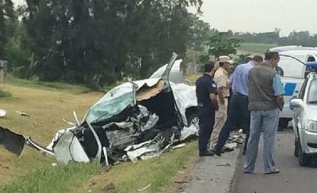 Espeluznante. La tragedia se desató cuando un auto cruzó de carril.