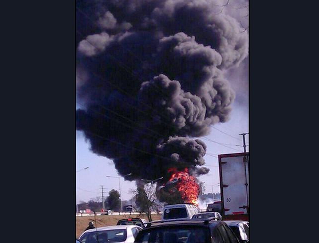 Nueva tragedia en Rosario: las impactantes imágenes del incendio del camión cisterna