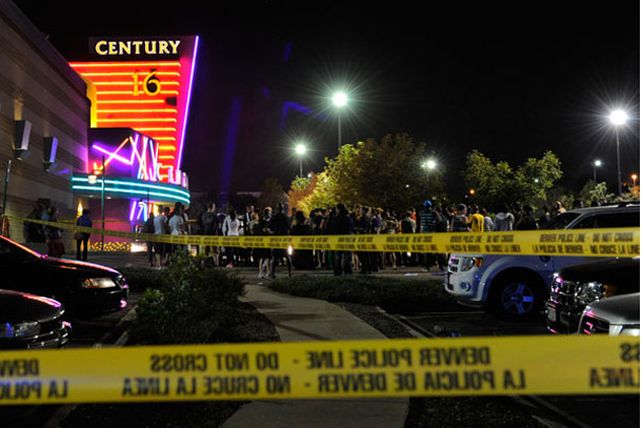 Tiroteo y gas en un cine en los EE.UU. dejó 12 muertos