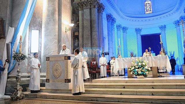 Este miércoles se realizó en la Catedral Metropolitana de Paraná el tradicional Tedeum en el marco de los festejos por el 212° Aniversario de la Revolución de Mayo. Fue oficiado por monseñor Juan Alberto Puiggari﻿