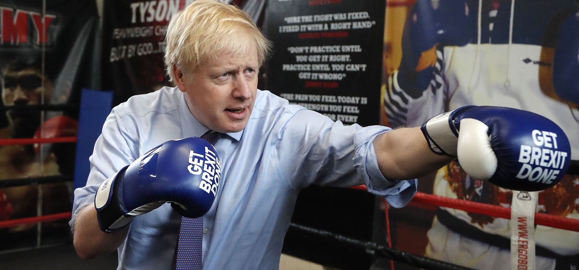 ARCHIVO - El primer ministro británico, Boris Johnson, posa para una foto con guantes de boxeo durante una parada en su campaña electoral general en la Academia de Boxeo de Jimmy Egan en Manchester, Inglaterra, el martes 19 de noviembre de 2019. Los medios británicos aseguran que el primer ministro renunciará el jueves 7 de julio de 2022, poniendo fin a una crisis política sin precedentes sobre su futuro.