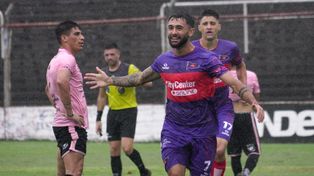 Agustín Príncipe, el goleador de Central Córdoba, celebra el tanto de la última victoria en casa ante El Porvenir. Ahora, Ituzaingó.