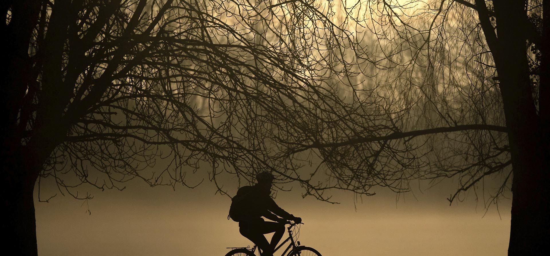 Un ciclista recorre las orillas del río Cam en Cambridge, Gran Bretaña, el miércoles 12 de enero de 2022. La Universidad de Cambridge situada en la ciudad del mismo nombre, es la segunda universidad más antigua de habla inglesa y la cuarta más longeva que sigue abierta.