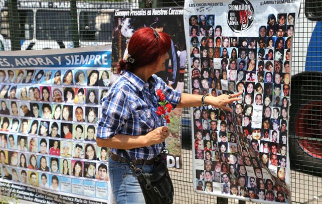 Recuerdo. En la Pirámide de Mayo se colgaron las fotos de los fallecidos.