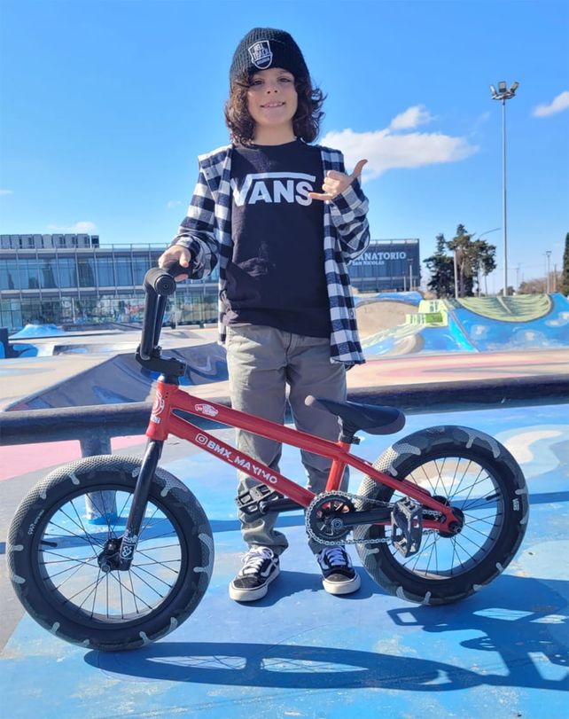 Máximo Peralta es campeón nacional de BMX en su categoría con apenas ocho años y es el único referente de la ciudad en este deporte.