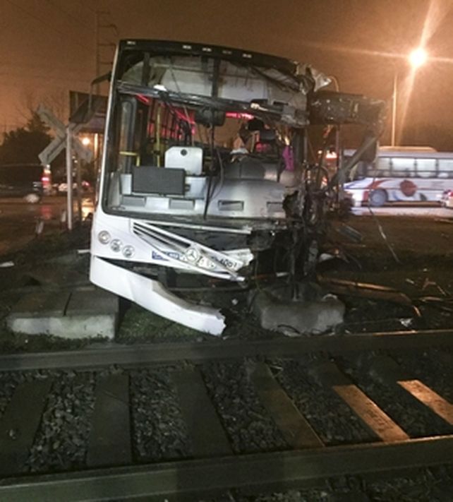 Tragedia. El colectivo de la línea 503 fue chocado en la parte trasera.