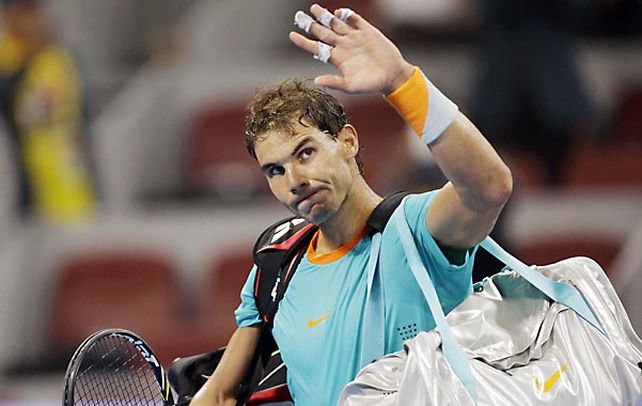 Gesto adusto. El español se retira del court central tras caer en tres sets.