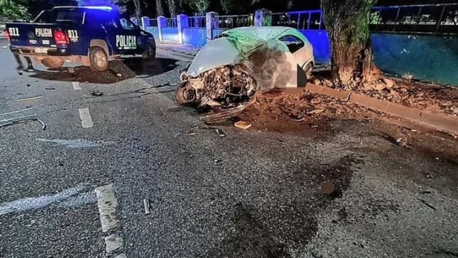 El Chevrolet Corsa quedó destrozado en su parte delantera y el conductor perdió la vida en el acto.