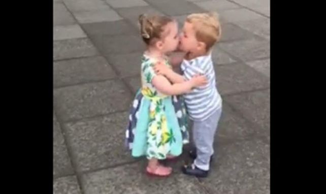 La divertida reacción de dos niños tras darse su primer beso