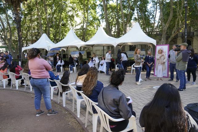 La plaza 25 de Mayo se convirtió este lunes en una gran peluquería ...