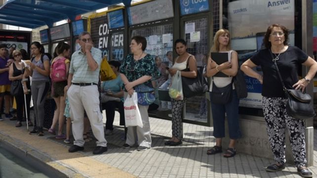 A la espera. Los usuarios suelen quejarse ante las demoras y mucho más en jornadas de intenso calor.