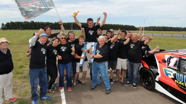 El piloto de Gualeguaychú Valentín Fuentes celebra su bicampeonato en el TC Pista Entrerriano.