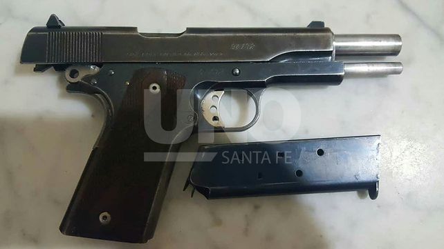 Quiso evitar un control policial con su sobrina en brazos y le secuestraron un arma de guerra