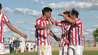 Atlético Paraná goleó y clasificó como mejor segundo a la siguiente ronda del Regional Amateur.