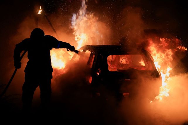 Incontables autos y colectivos han sido incendiados en Francia desde que estalló la violencia el martes pasado.