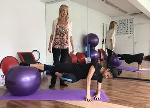 Gimnasia con formas esféricas en el Instituto Mirta de Fussi
