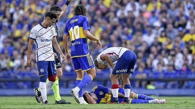 Lucas Blondel en el piso en el momento de la dura lesión.