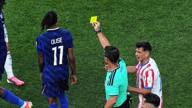 Michel Olise recibió una amarilla y si es amonestado en cuartos de final