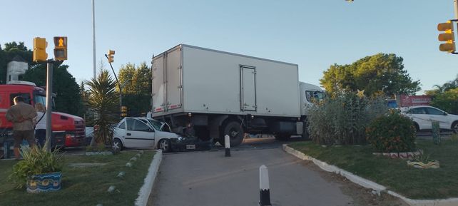 Cinco vehículos chocaron en cadena en la Ruta 1 y un auto terminó aplastado contra un camión: el conductor se salvó de milagro