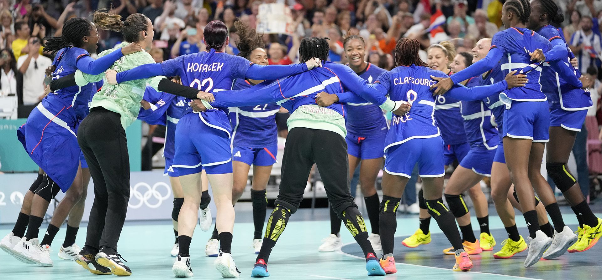 Los jugadores franceses celebran la victoria tras un partido de balonmano de cuartos de final entre Francia y Alemania en los Juegos Olímpicos de Verano de 2024, el martes 6 de agosto de 2024, en Villeneuve-d'Ascq, Francia. (Foto AP/Brian Inganga) Los jugadores franceses celebran la victoria tras un partido de balonmano de cuartos de final entre Francia y Alemania en los Juegos Olímpicos de Verano de 2024, el martes 6 de agosto de 2024, en Villeneuve-d'Ascq, Francia. (Foto AP/Brian Inganga)