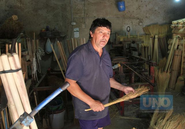 Roberto Miguel López en la escobería.  Foto UNO/Juan Ignacio Pereira