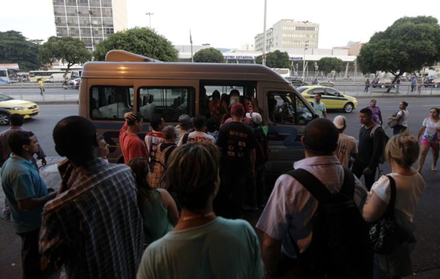 Cariocas apelan al transporte informal en medio de un paro de ómnibus que paralizó la ciudad.