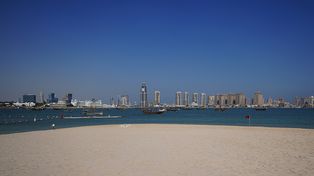 La pelota gira en la lujosa Qatar, mientras aúlla la sangre de los migrantes que trabajaron para el Mundial.