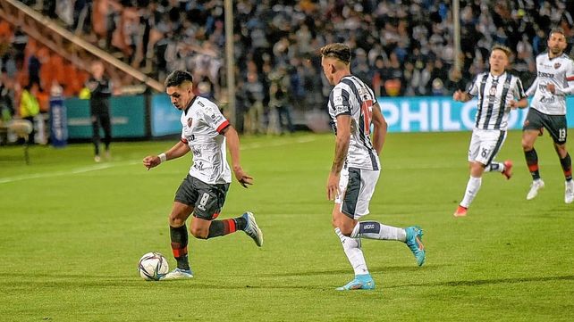 El mediocampista de Patronato Jonás Acevedo intentó desnivelar por la banda derecha