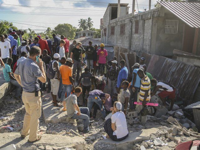 B&uacute;squeda de posibles sobrevivientes bajo los escombros en Los Cayos. Hait&iacute; no dispone de recursos para una emergencia de esta magnitud.&nbsp;