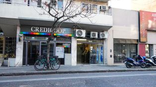 Destrozaron la puerta de un banco en la zona más comercial de Echesortu