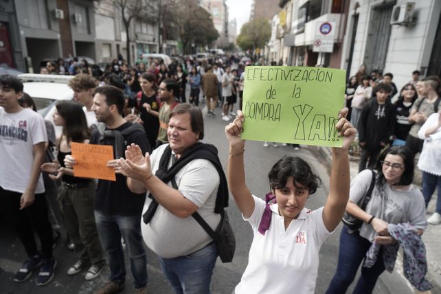 Falta de salones y aulas superpobladas, el lado B del crecimiento de la matrícula del secundario