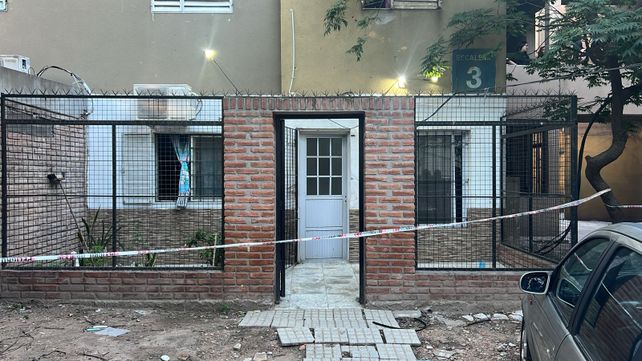 Asesinó a su pareja a mazazos, salió a enfrentar a los policías con dos cuchillos, hirió a un agente y resultó abatido