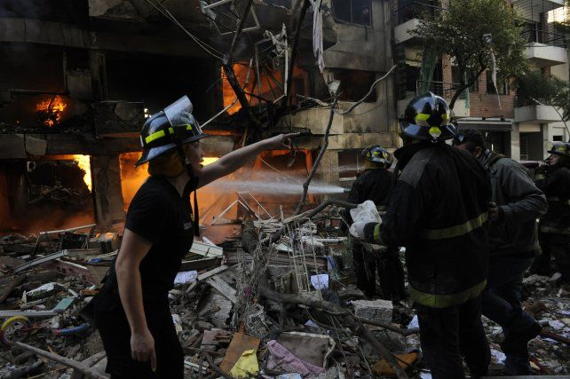 Los bomberos y rescatistas trabajaron a destajo durante largas jornadas.