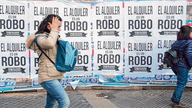 Reclamo. Algunos de los tantos afiches que se ven por estos días en la ciudad de Buenos Aires.