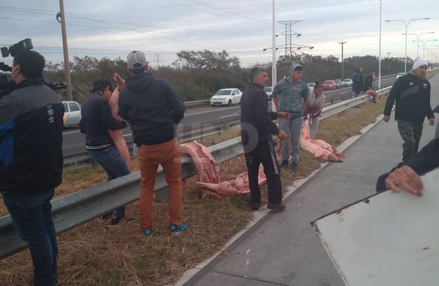 La gente llevándose la mercadería.